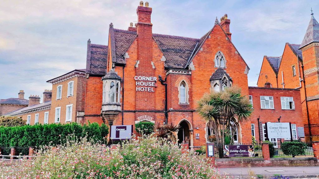 Exterior Corner House Hotel