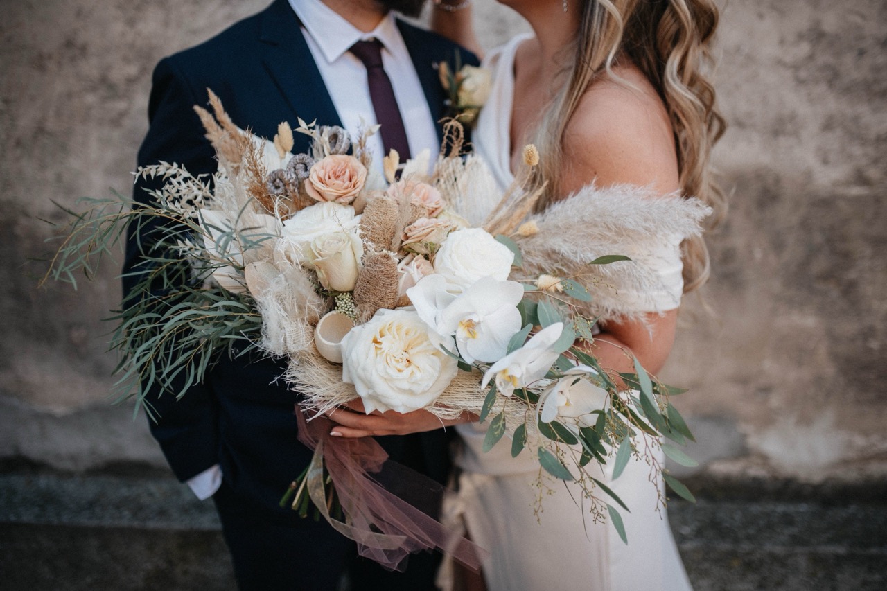http://Couple%20holding%20flowers