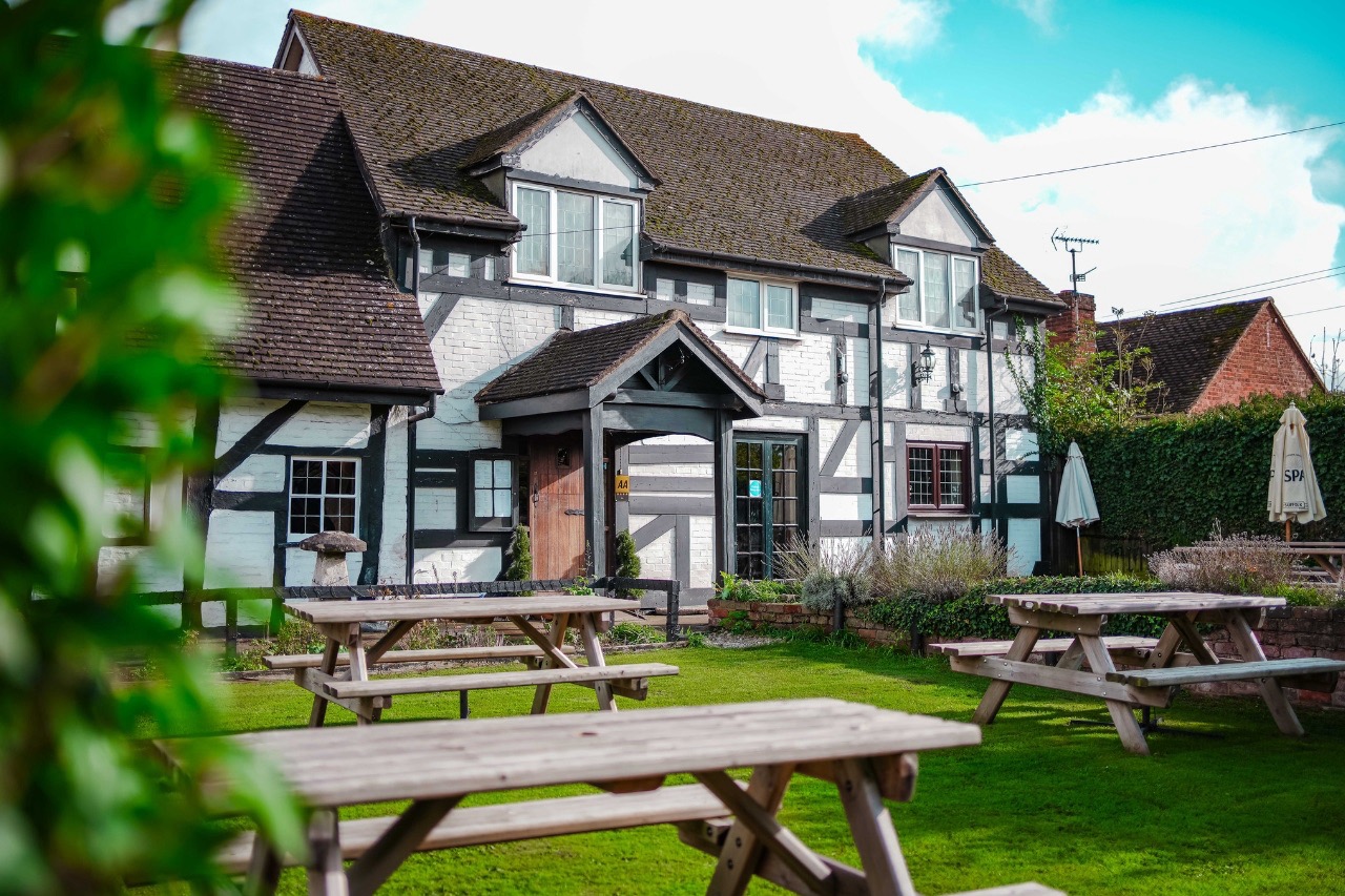 http://The%20Thatch%20Inn%20Exterior